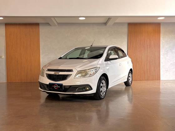 CHEVROLET ONIX 1.4 MPFI LT 8V FLEX 4P MANUAL CHEVROLET ONIX 1.4 MPFI LT 8V FLEX 4P MANUAL